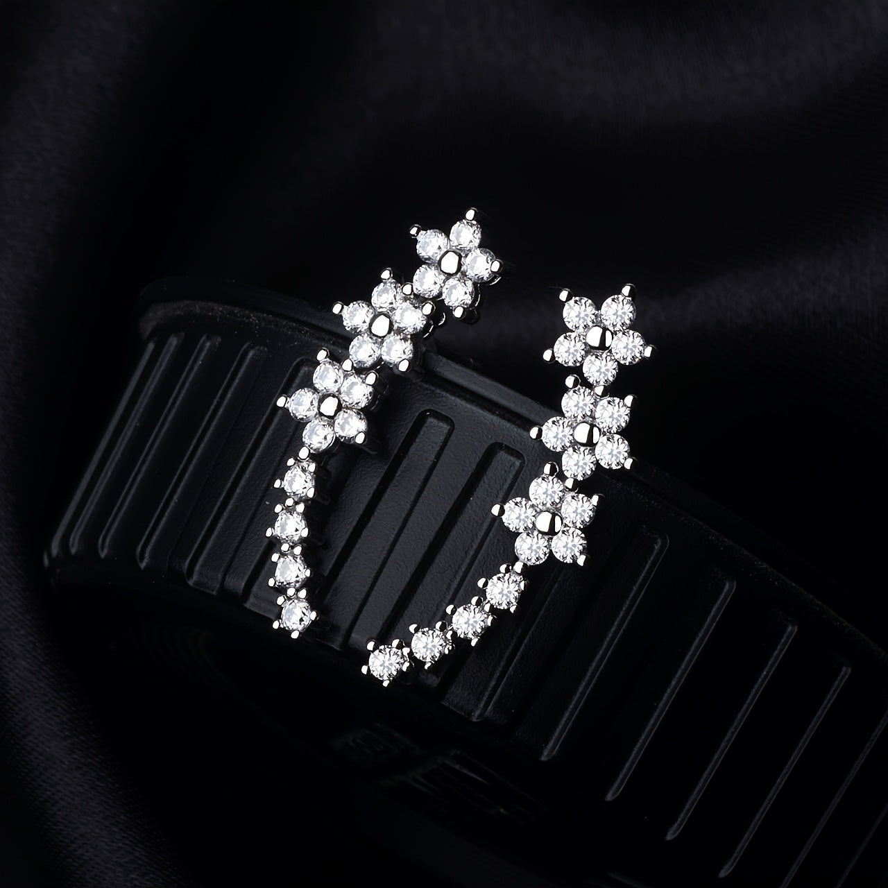 Timeless flower-shaped earrings