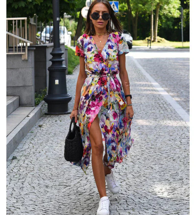 Julia – Elegant dress with V-neck and tailored cut
